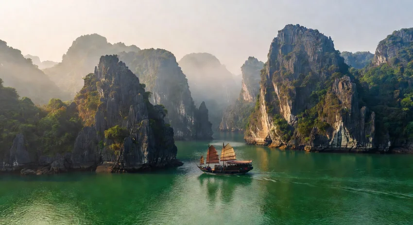 Baie d'Ha Long au Vietnam avec jonque traditionnelle