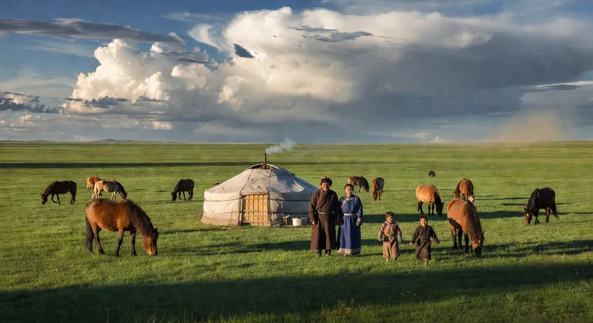 Famille nomade mongole et yourte dans les steppes